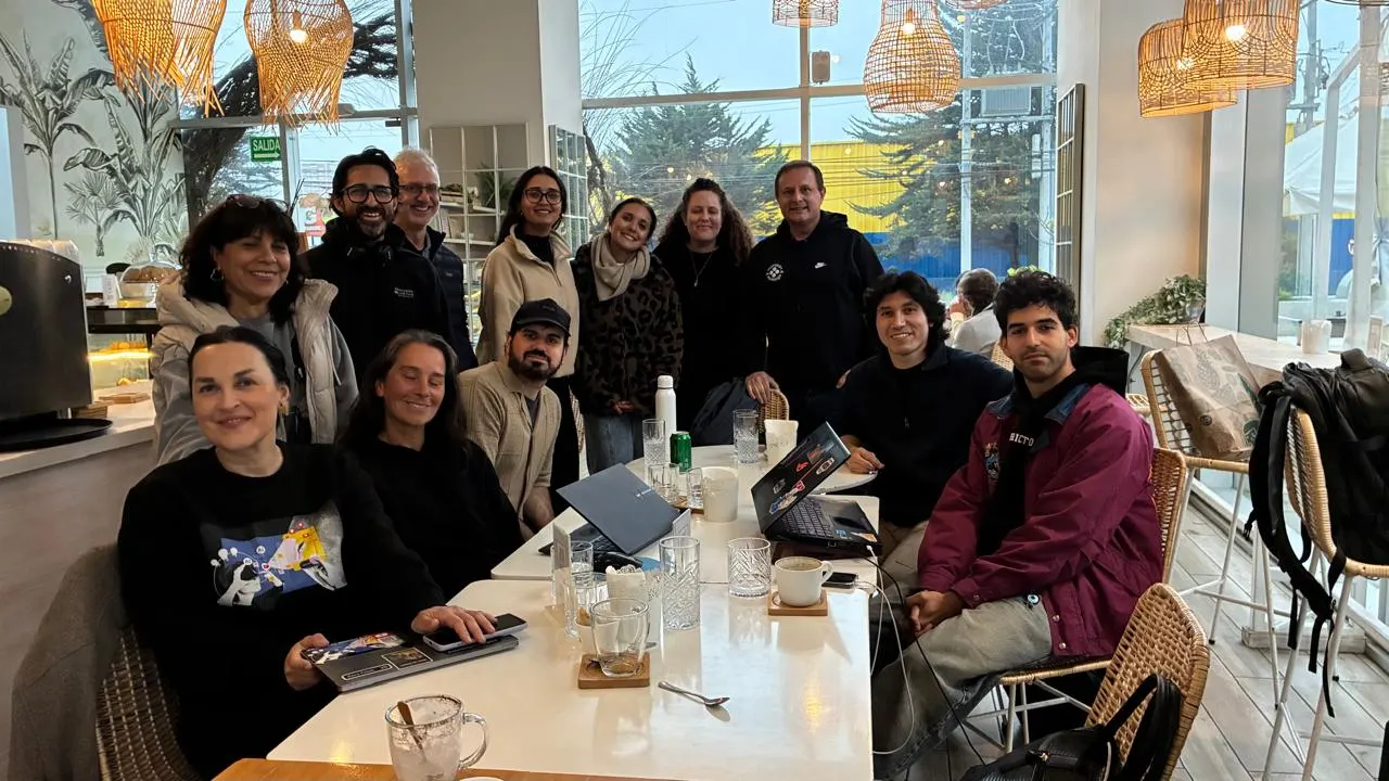 Foto grupal de asistentes a la Tarde de Coworking con Lovable de PacificVibes en Concón, mayo 2026