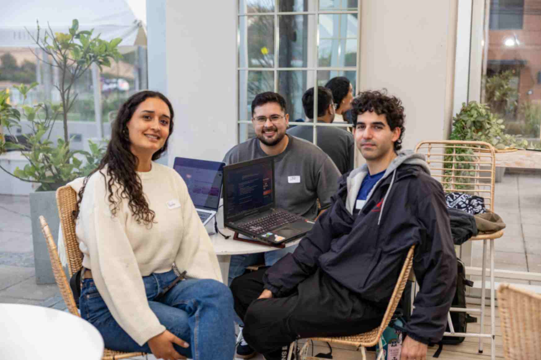 Paula Garcé, Leonardo Castillo y Joaquín Agar prototipando con Lovable durante el Founder Series en Concón