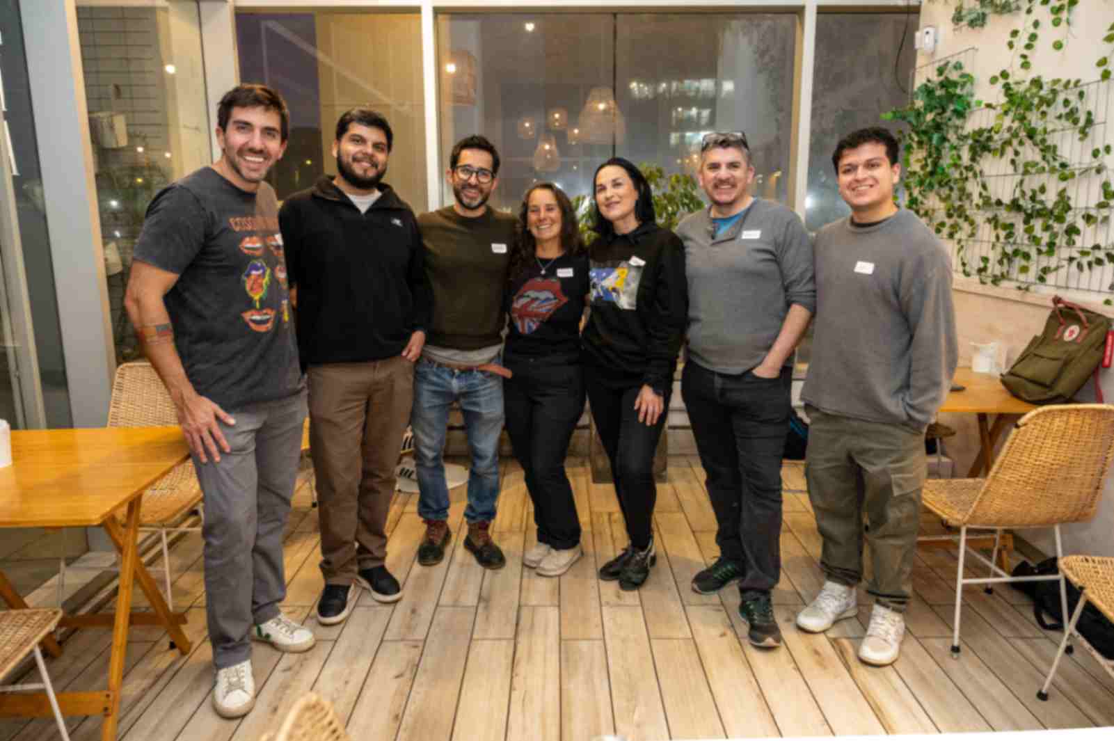 Equipo de mentores y organizadores del Founder Series x Lovable Concón posando en la terraza de Philia Casa de Café